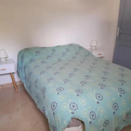 Maison Dans Propriete Avec Cour * Corneilhan