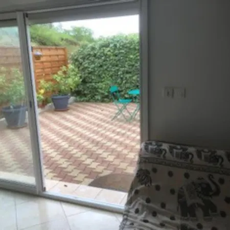 בית נופש Maison Dans Propriete Avec Cour Corneilhan