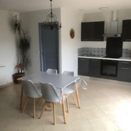 Maison Dans Propriete Avec Cour * Corneilhan