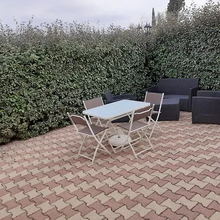 Maison Dans Propriete Avec Cour Corneilhan