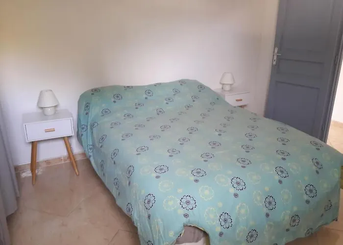 Maison Dans Propriete Avec Cour * Corneilhan