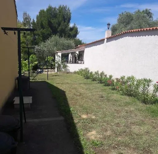 Maison Dans Propriete Avec Cour Дом отдыха Corneilhan