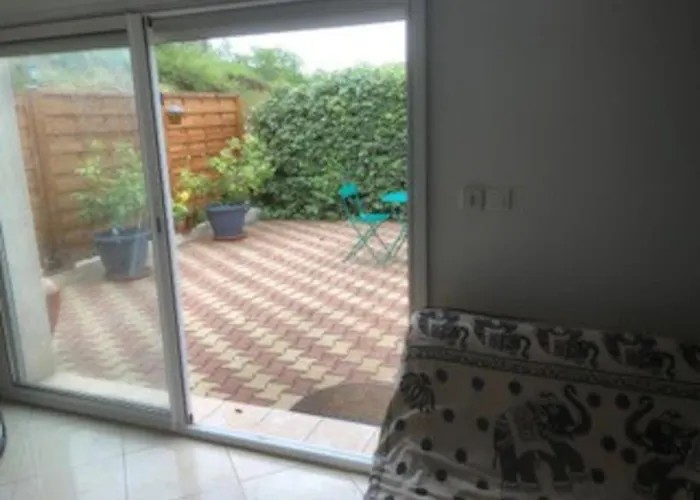 Дом отдыха Maison Dans Propriete Avec Cour Corneilhan