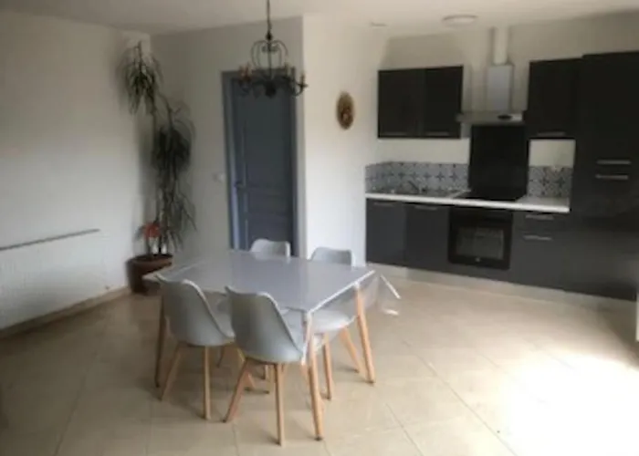 Maison Dans Propriete Avec Cour * Corneilhan