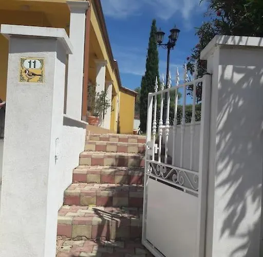 Дом отдыха Maison Dans Propriete Avec Cour Corneilhan