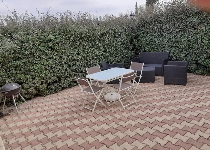 Maison Dans Propriete Avec Cour Corneilhan